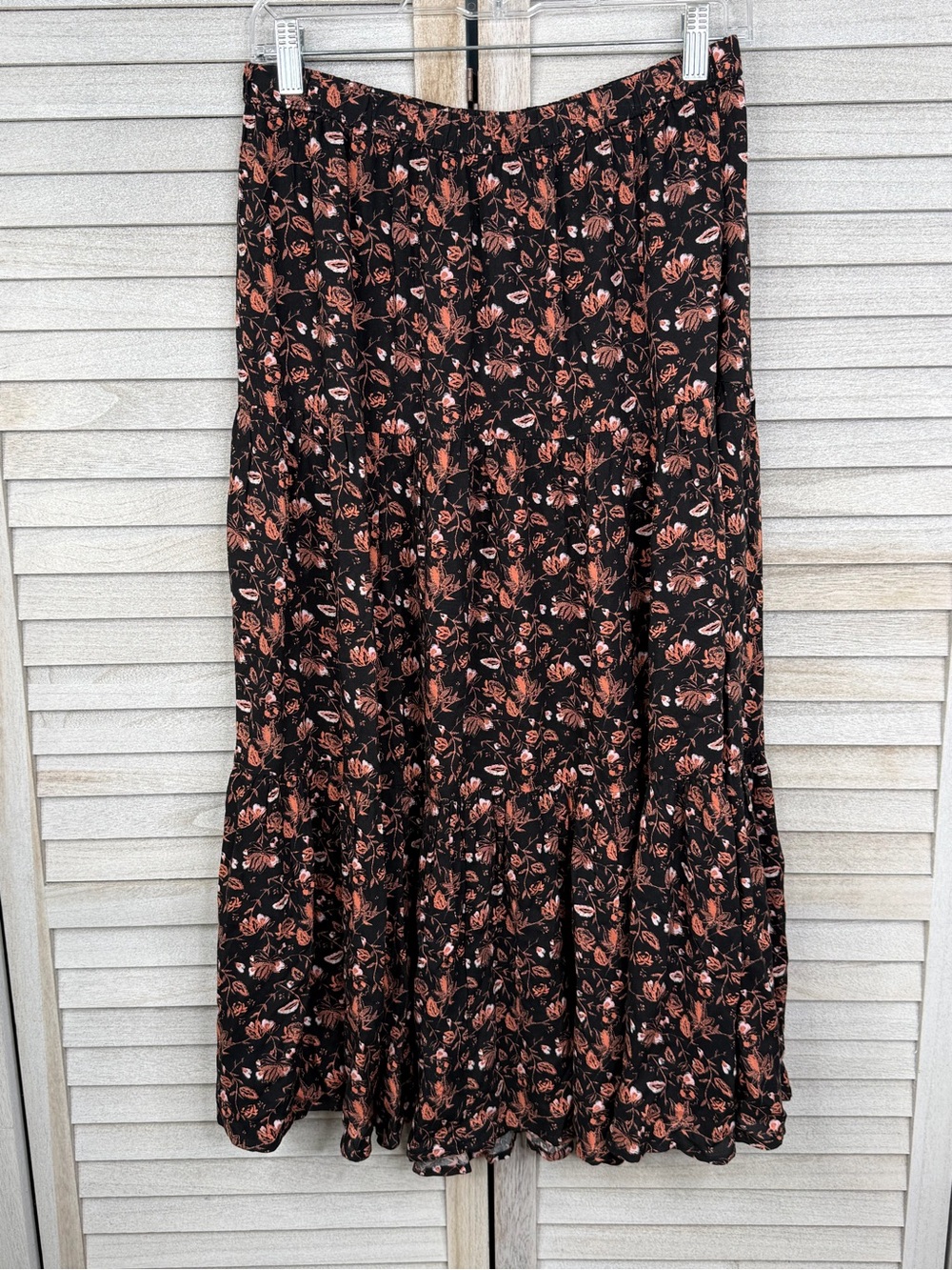 SO Black Cottage/Ditsy Floral Boho Pull On Tiered Midi Skirt-Medium (Jrs)